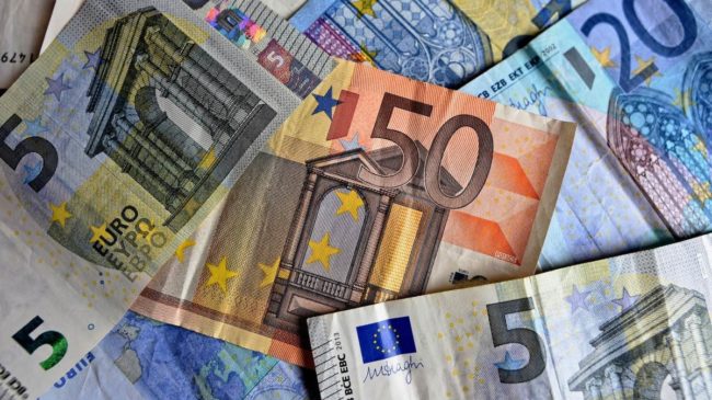 Caída del euro y del petróleo, Wall Street...: los indicios que apuntan a una recesión económica