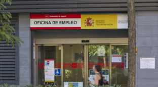 El paro baja en 255.300 personas hasta junio y se crean 383.300 empleos