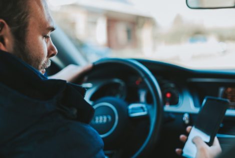 Coger el móvil en un semáforo: seis puntos y 200 euros, según la nueva Ley de Tráfico