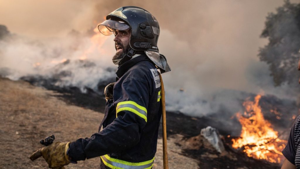 Un bombero trabaja en el incendio de Losacio, Castilla y León, a 17 de julio de 2022
