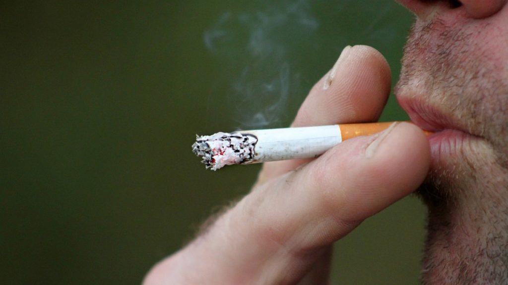 El tabaquismo es uno de los hábitos que más afectan al riñón.