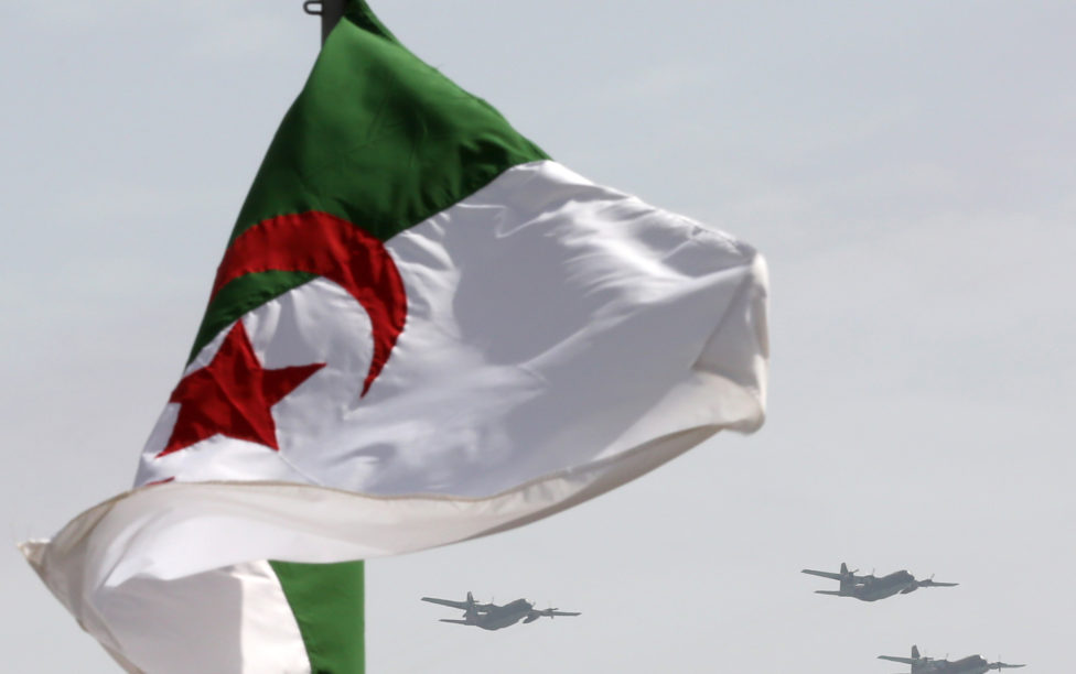 Argelia desbloquea las operaciones bancarias con España