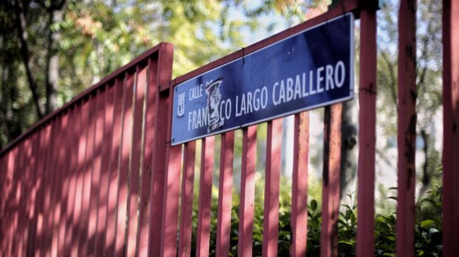 Los tribunales obligan a Almeida a restituir la placa de Largo Caballero en Madrid