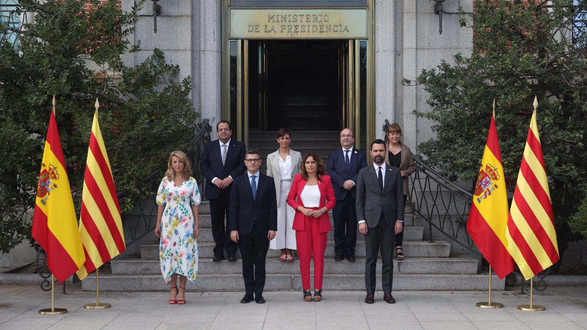 Gobierno y Generalitat acuerdan impulsar el catalán y «desjudicializar» sus relaciones