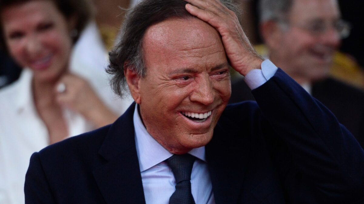 Alarma por la salud de Julio Iglesias, «en silla de ruedas y con problemas de memoria»