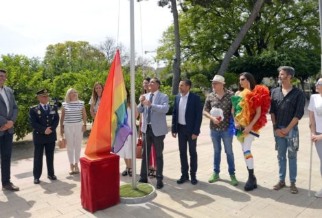 Arrancan la bandera LGTBI que ondeaba en la plaza de la Cruz Roja de Murcia