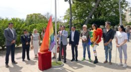 Arrancan la bandera LGTBI que ondeaba en la plaza de la Cruz Roja de Murcia