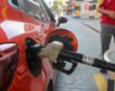 La CNMC concluye que, de forma general, las gasolineras no se apropian de la bonificación al combustible