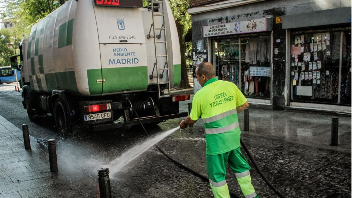 Los barrenderos de Madrid no trabajarán por la tarde a más de 39ºC tras el fallecimiento de un trabajador