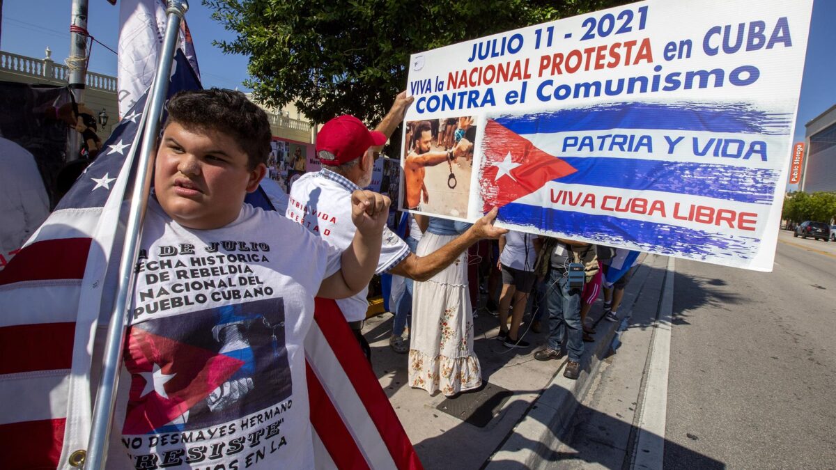 Los cubanos salen a la calles para protestar contra el Gobierno por los continuos cortes de luz