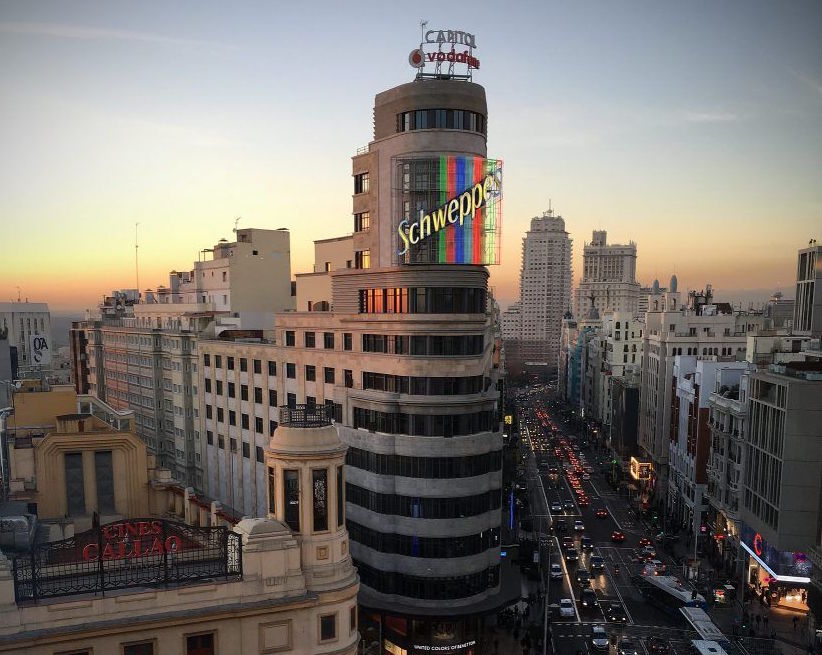 El neón de Schweppes cumple medio siglo alumbrando la Gran Vía madrileña