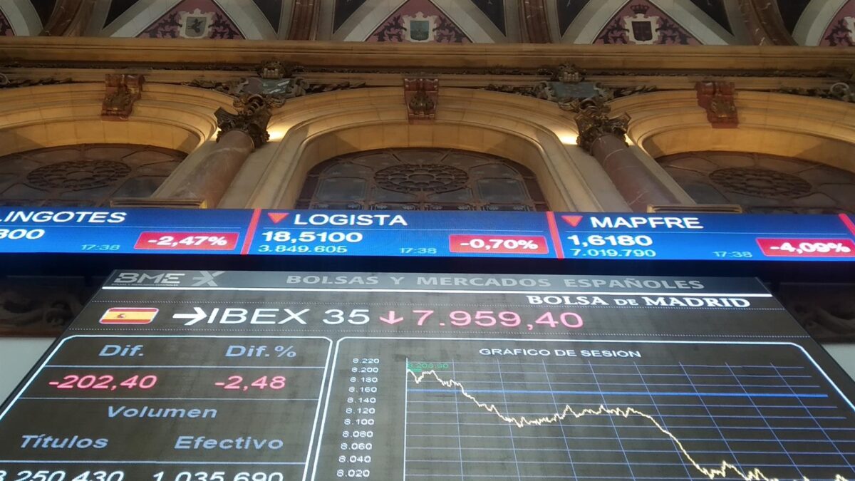 La bolsa española cae casi un 2,5%, pierde los 8.000 puntos y está en niveles de marzo