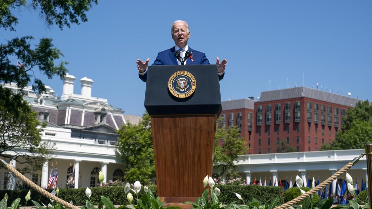 (VÍDEO) El padre de una víctima de un tiroteo interrumpe a un Biden que, además, vuelve a confundirse: «1918» en vez de 2018