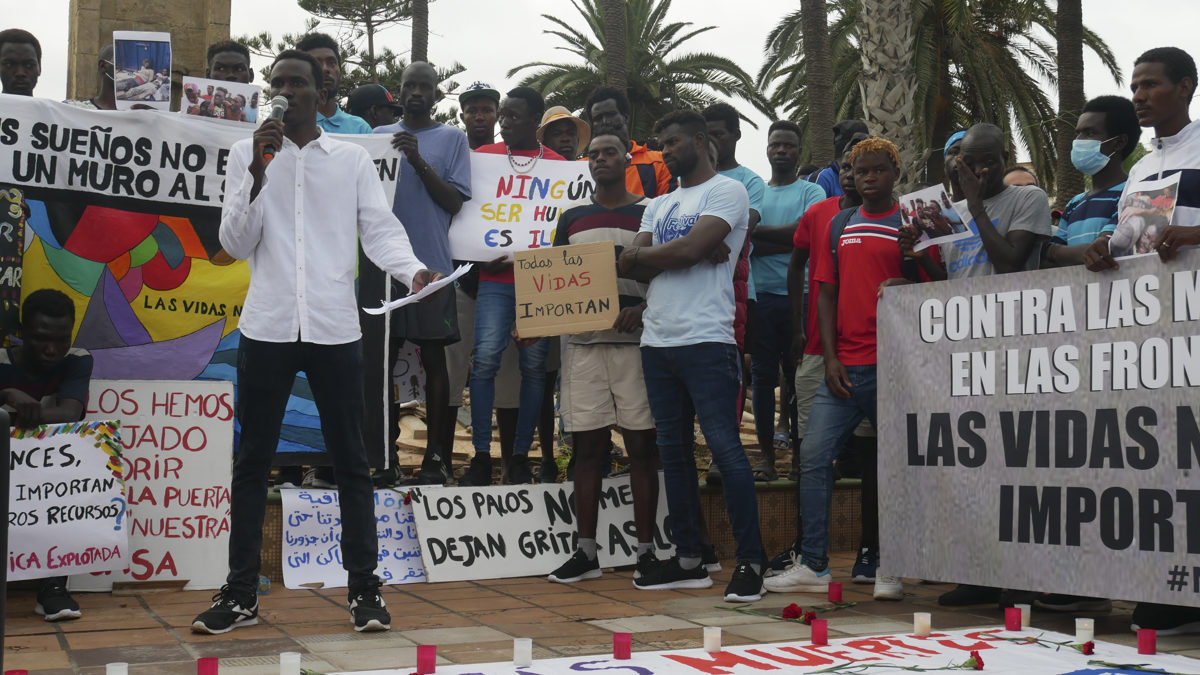 Los inmigrantes del salto a la valla piden justicia en una protesta en Melilla