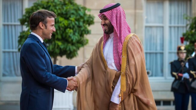 Macron recibe a Bin Salmán para buscar alternativas al gas ruso entre críticas de ONGs y de la oposición