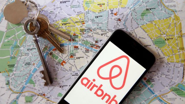 Barcelona exige a Airbnb retirar 4.102 anuncios de habitaciones turísticas por considerarlas «ilegales»