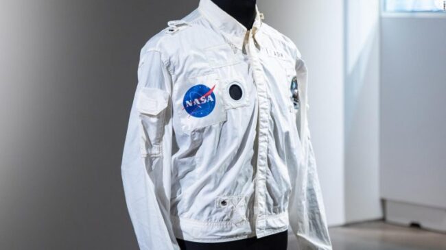 Subastan la chaqueta que el astronauta Aldrin llevó en el primer viaje a la Luna por un precio récord: 2,77 millones