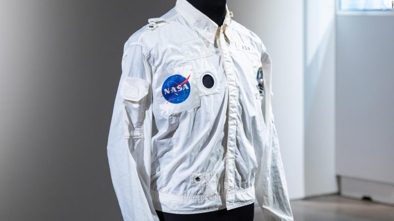 Subastan la chaqueta que el astronauta Aldrin llevó en el primer viaje a la Luna por un precio récord: 2,77 millones