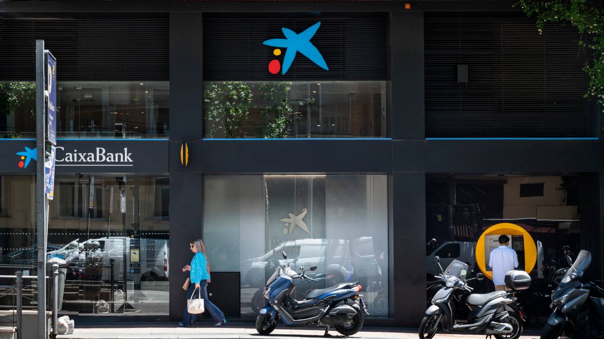 ¿Vas a viajar este verano? CaixaBank previene a sus clientes sobre las tarjetas de crédito