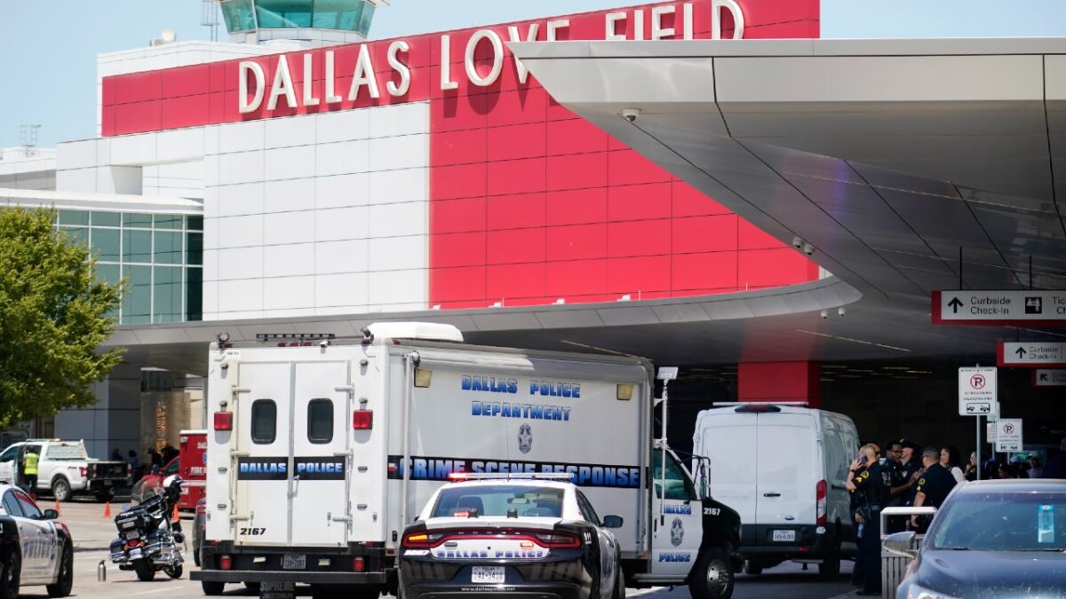 (VÍDEO) Una mujer siembra el pánico en el aeropuerto de Dallas tras disparar con un arma varias veces