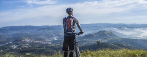 La paradoja del casco: cuanto más se impone para ir en bici, menos se pedalea