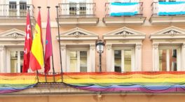 Un juez ordena quitar las banderas LGTBI del edificio de los grupos municipales de Madrid