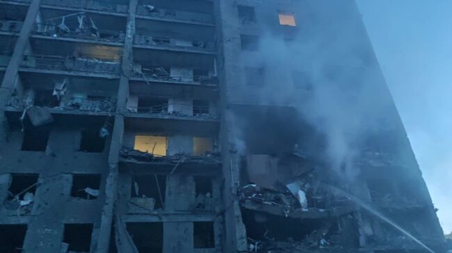 (VÍDEO) Al menos 18 muertos en un ataque ruso con misiles en un distrito de Odesa, según Ucrania