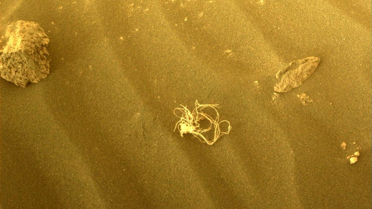 El robot de la NASA que explora Marte descubre un objeto misterioso