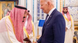 Biden estrecha la mano al rey de Arabia Saudí, pero no al príncipe heredero Bin Salmán