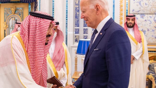Biden estrecha la mano al rey de Arabia Saudí, pero no al príncipe heredero Bin Salmán