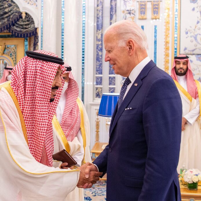 Biden estrecha la mano al rey de Arabia Saudí, pero no al príncipe heredero Bin Salmán