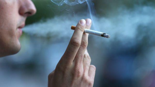 Cataluña amplía los espacios sin humo: prohibido fumar en terrazas, paradas de autobuses y en los alrededores de las escuelas