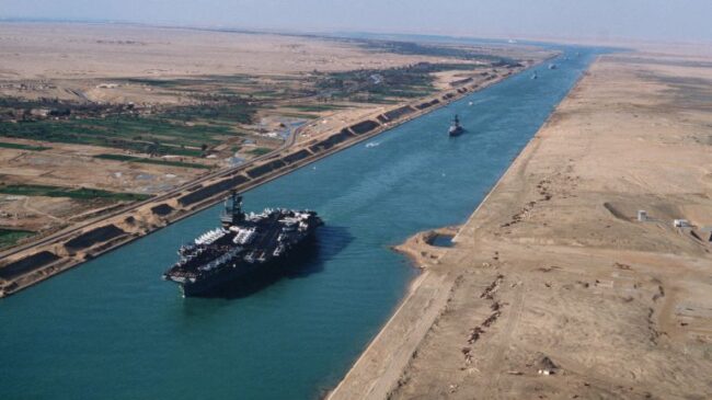 El canal de Suez registra los ingresos más altos de su historia: 7.000 millones de dólares