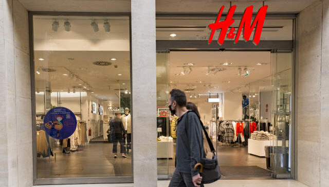 H&M pone en venta su negocio en Rusia tras su retirada del país: 170 tiendas en 65 ciudades