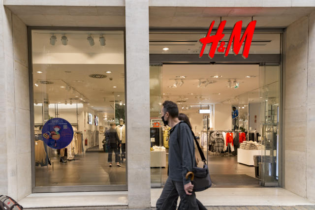 H&M pone en venta su negocio en Rusia tras su retirada del país: 170 tiendas en 65 ciudades