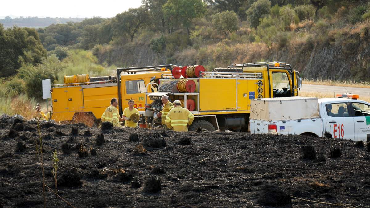 El incendio de Casas de Miravete se complica y obliga a cortar la A-5 en ambos sentidos