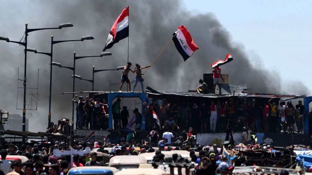 (VÍDEO) Manifestantes irrumpen en el Parlamento de Irak en protesta contra la designación del primer ministro
