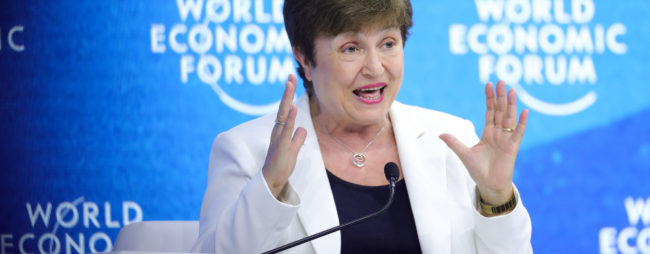 El FMI exige a los países con más deuda que reduzcan el déficit para controlar la inflación