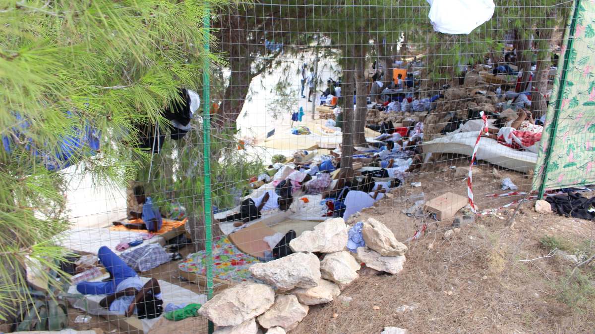 El hacinamiento en Lampedusa obliga a Italia a reubicar a unos 600 inmigrantes