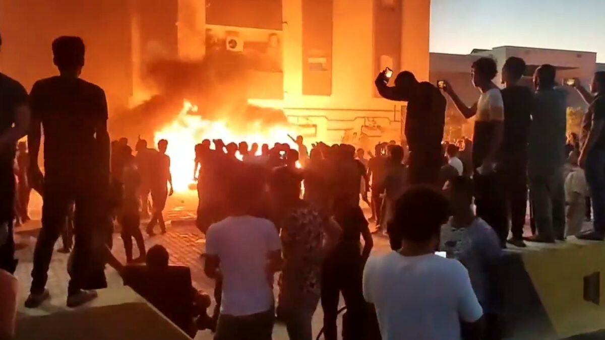 (VÍDEO) Manifestantes irrumpen en el Parlamento libio de Tobruk y provocan incendios
