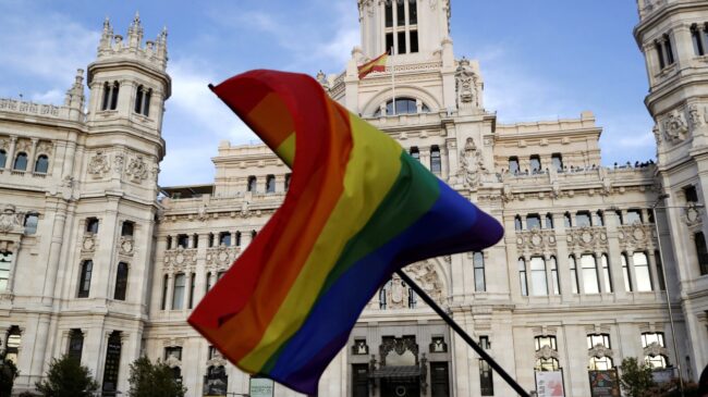 Un juez obliga a los grupos municipales de Madrid a quitar las banderas LGTBI de sus edificios