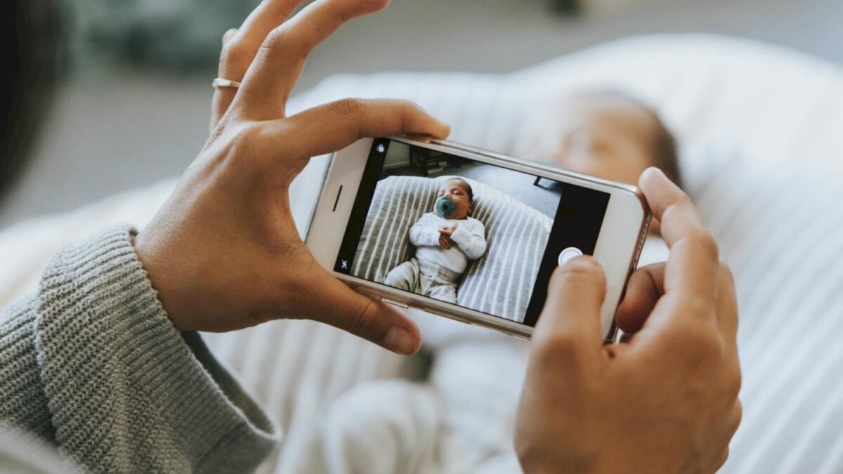 Fotos de niños en redes sociales: la importancia de la huella digital