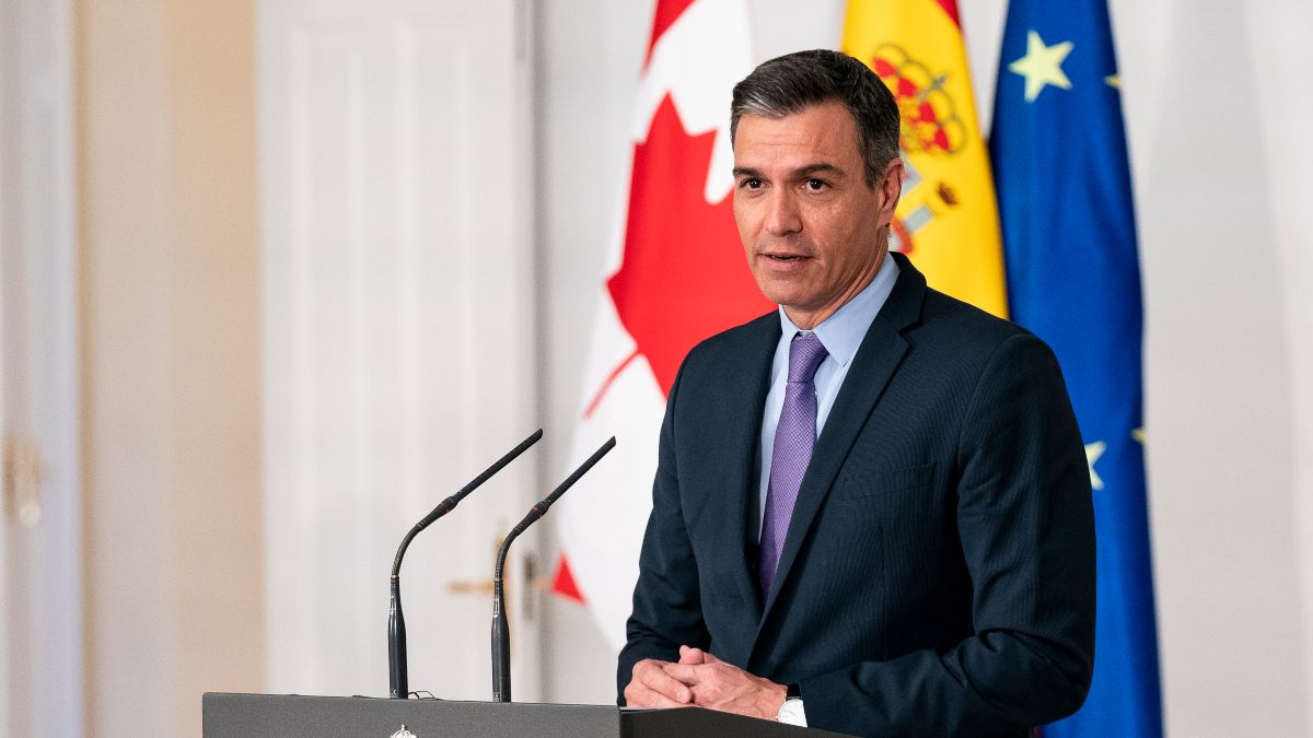 Sánchez recomienda a los empresarios que «suban los salarios y contengan los beneficios»