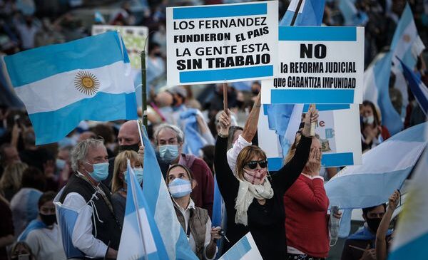 La Argentina del izquierdista Alberto Fernández roza en medio año la inflación que había previsto para todo 2022