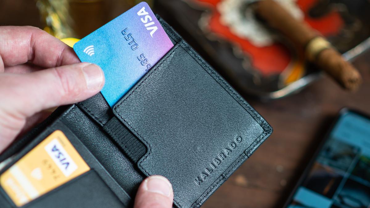 Las cuentas corrientes en los bancos o las  tarjetas de crédito son casi 34 euros más caras