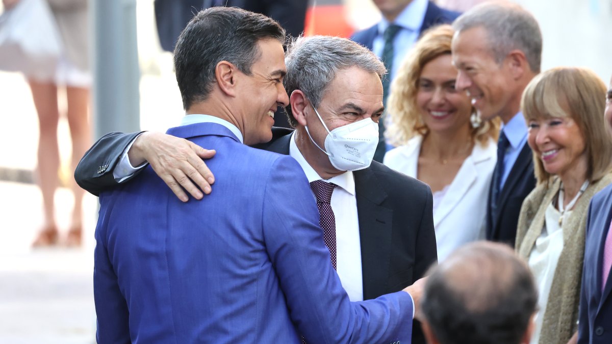 Zapatero afirma que también ve «poderes visibles e invisibles» que atacan al Gobierno
