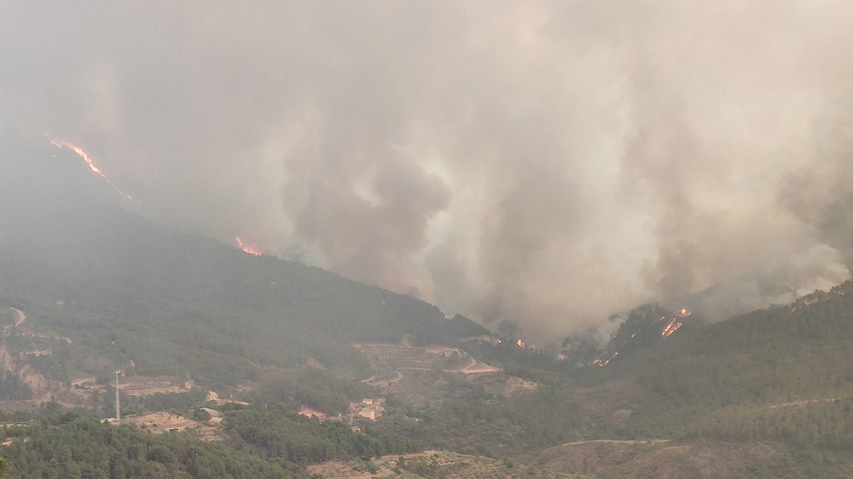 Evolución favorable del incendio de Las Hurdes, pero preocupan las reactivaciones por el viento