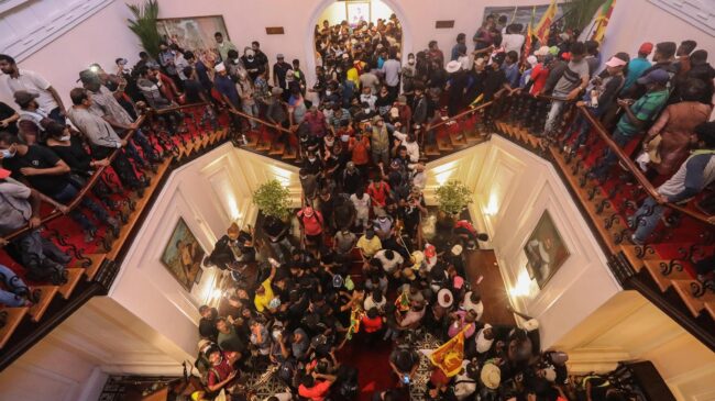 El presidente y el primer ministro de Sri Lanka dimiten: los manifestantes llegaron a incendiar la residencia del segundo