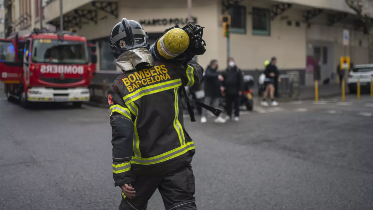 Muere una mujer de 90 años en el incendio de un piso de Sant Andreu de Barcelona