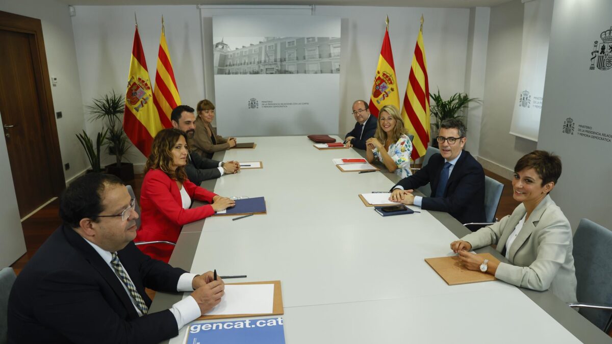 Gobierno y Generalitat pactan «proteger» el catalán y solicitar su uso oficial en el Parlamento Europeo